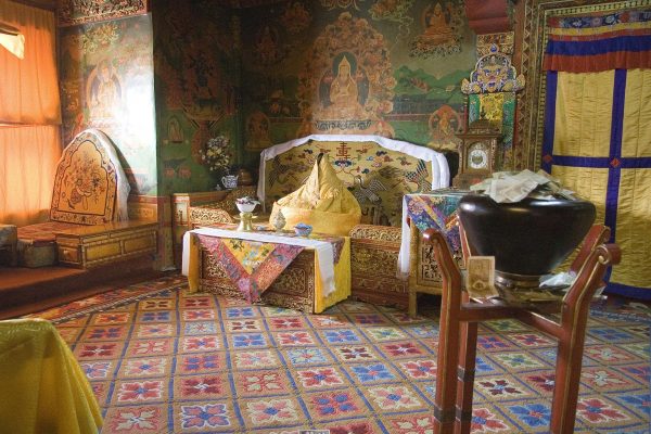 The former quarters of the Dalai Lama. The figure in the throne represents Tenzin Gyatso, the incumbent Dalai Lama. (Image: Luca Galuzzi via Wikimedia CC BY-SA 2.5)