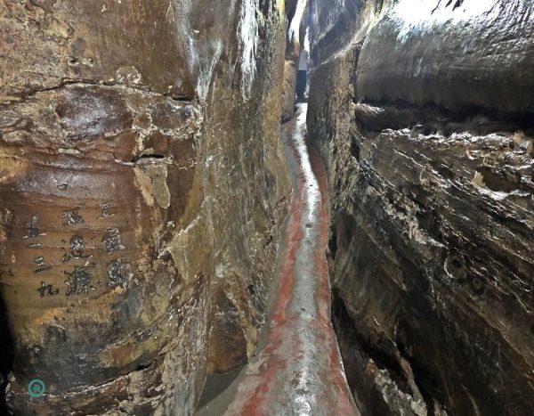 It's strenuous to eage one's way through the narrow passage between the cliffs. (Image: Billy Shyu / Vision Times)
