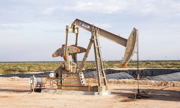 Faced with increasing droughts and water shortages, some farmers in the Cawelo district have used diluted oilfield produced water (OPW) for irrigation for their fields for more than 25 years, as permitted under California Water Board policy. (Image: via pixabay / CC0 1.0)