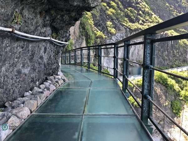 The glass-bottomed Fengbin Skywalk in eastern Taiwan's Hualien County. (Image: Billy Shyu / Vision Times)