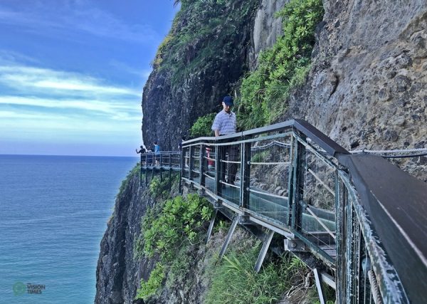 The Fengbin Skywalk iis built on the cliffs 50 meters above sea level.(Image: Billy Shyu / Vision Times)