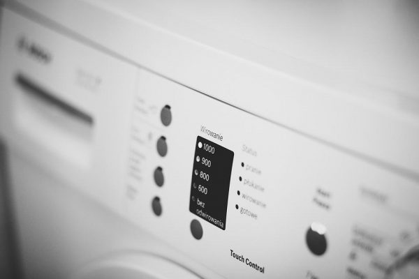 The team applied test methods used in forensic science, such as spectroscopic and microscopy techniques, to examine the structure and composition of the microfibres released from the clothing. (Image: via pixabay / CC0 1.0)
