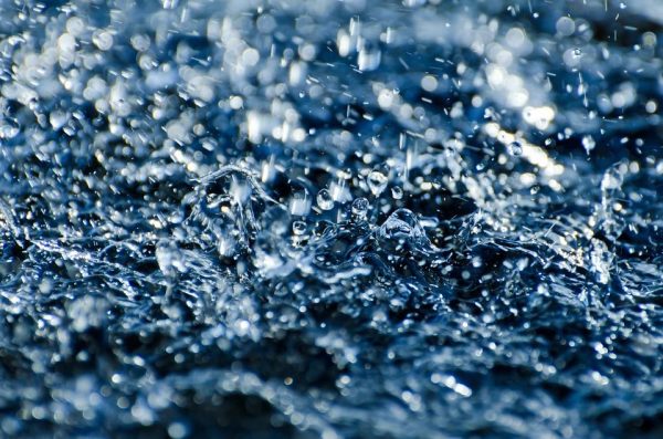 The results revealed that the striking spectral change in the OH stretch region could be attributed to the appearance of 3D hydrogen-bonding networks in pentamers at finite temperature, suggesting that water clusters exhibit a noncyclic 3D structure beginning with pentamers, not hexamers, as previously thought. (Image: via pixabay / CC0 1.0)