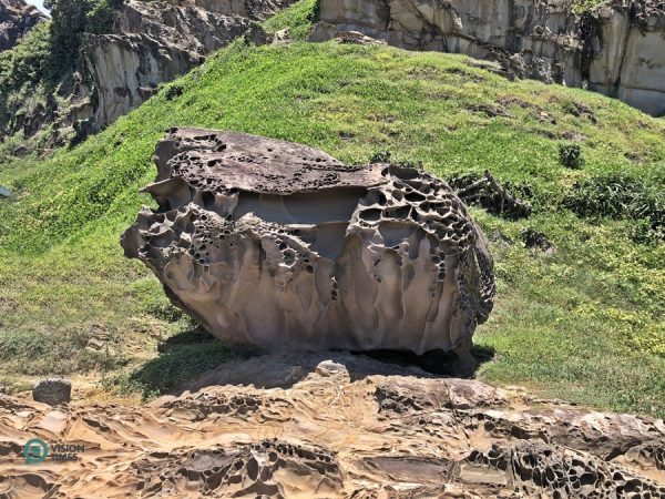 A distinctive rock formation on the cliff hill at Jialeshuei. (Image: Billy Shyu / Vision Times)
