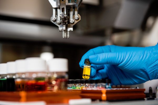 Through talent recruitment programs, the Chinese government tries to entice scientists to secretly bring U.S. knowledge and innovation back to China. (Image: Science in HD/Unsplash)