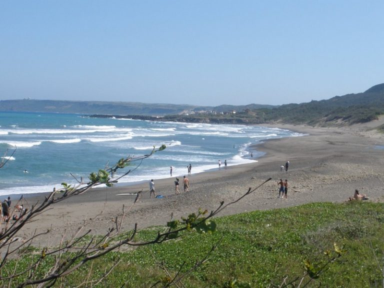 The Gangkou Beach (港口海灘) is a great surfing spot at Jialeshuei Scenic Area.