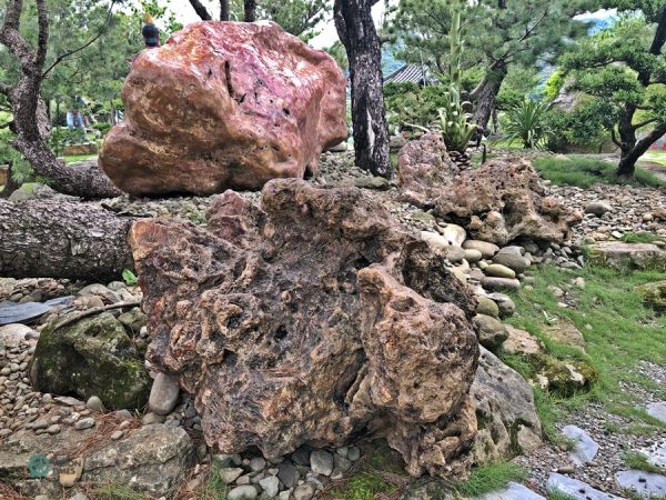There are a wide variety of odd-shaped stones scattering in the garden. (Image: Billy Shyu / Vision Times)