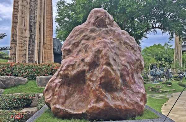 An intriguing ancient rock at the garden of Dazhishan Xuankong Temple. (Image: Julia Fu / Vision Times)