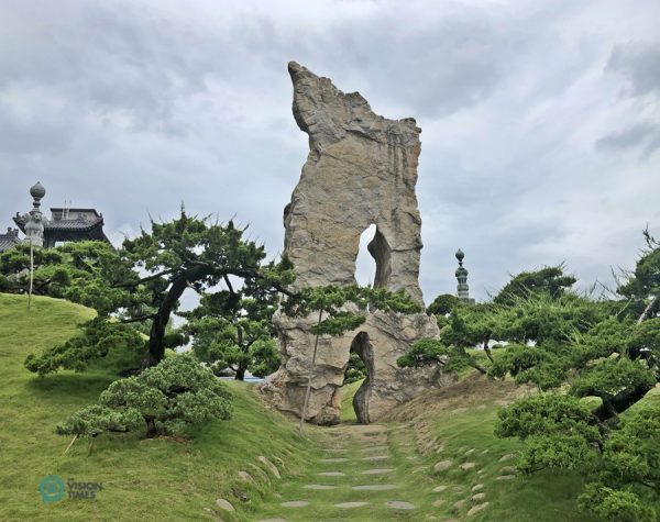The striking Lingbi stone at the entrance of the Trail of Life. (Image: Billy Shyu / Vision Times)