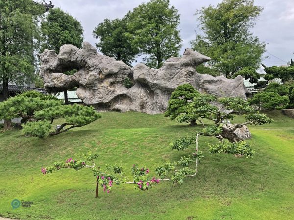 An intriguing ancient rock at the garden of Dazhishan Xuankong Temple. (Image: Billy Shyu / Vision Times)