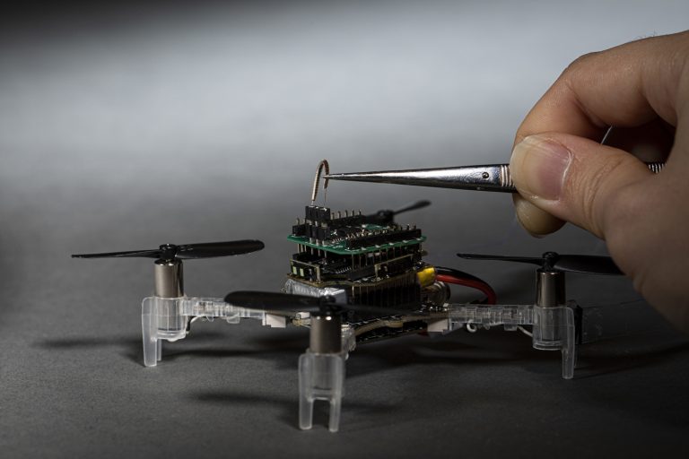 By adding tiny wires to either end of the antenna (the arc being attached here), the researchers were able to connect it to a circuit and record its responses.