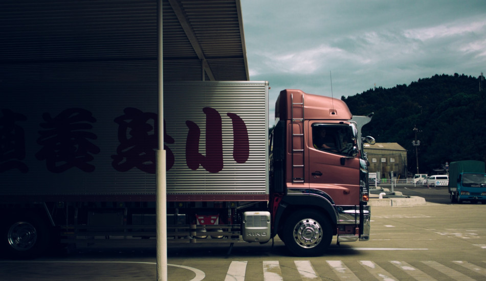 A semi truck and trailer with Chinese writing.