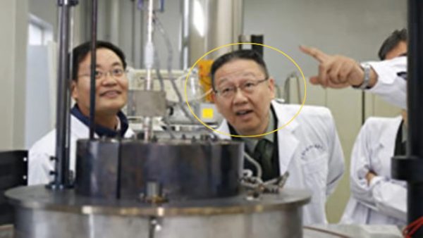 Qian Weiping working with colleagues in a lab.