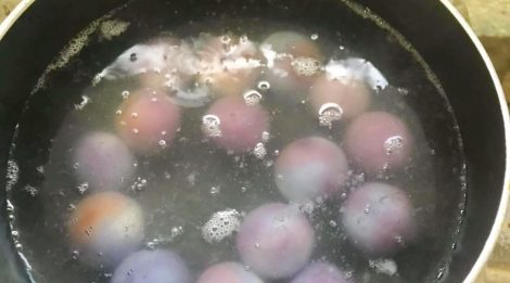 Tang Yuan cooking in boiling water.
