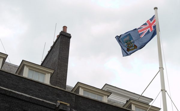 This image has an empty alt attribute; its file name is Falkland-Islands-flag-conflict-UK-Argentina-GettyImages-146329440-600x370.jpeg