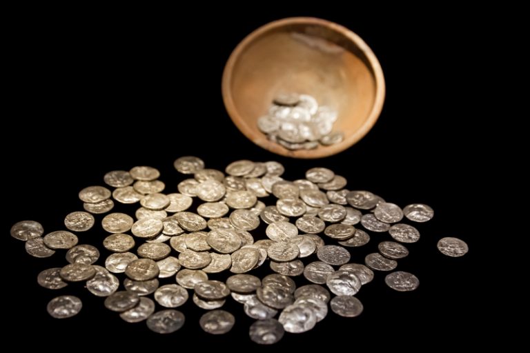 Lao Wang was blinded by the wealth of silver coins.