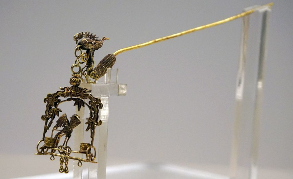 Ancient Chinese hair pin with dangling ornament.