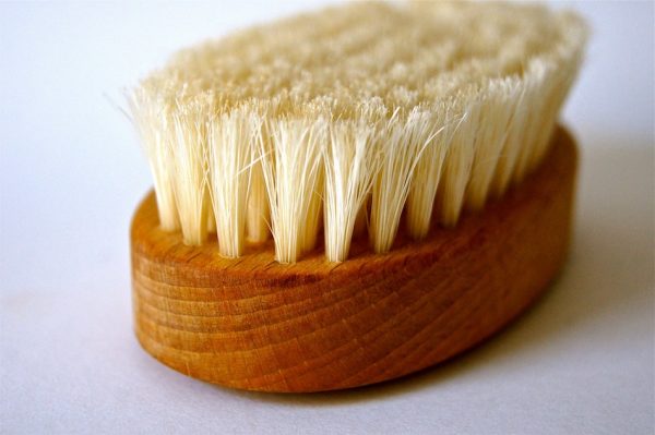 dry brush wooden handle