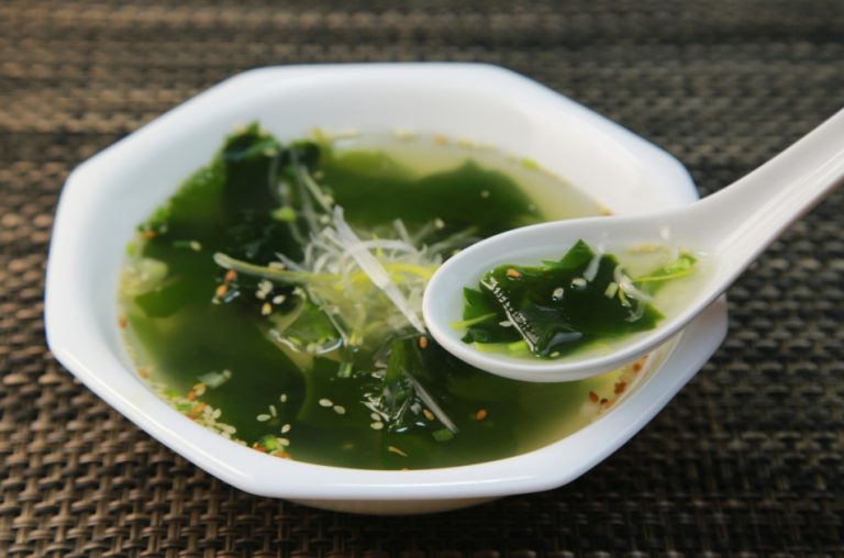 Hot soup of seaweed and sesame.