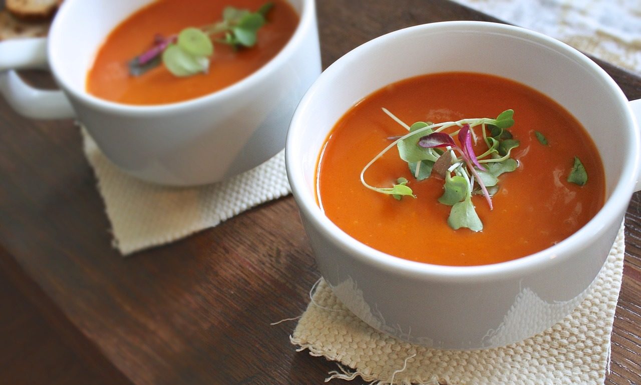 To help prevent the onset of heatstroke, boil one or two sliced tomatoes with a little salt or sugar to create a soup.