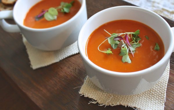 To help prevent the onset of heatstroke, boil one or two sliced tomatoes with a little salt or sugar to create a soup.