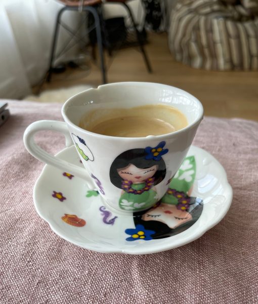 Coffee cup portraying an Hawaiian girl