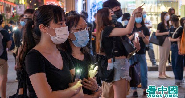 Illuminate the world - The people of Hong Kong are not cowering like frightened sheep in a lonely corner. Mobile phone lights and candles are used to mourn June 4th.