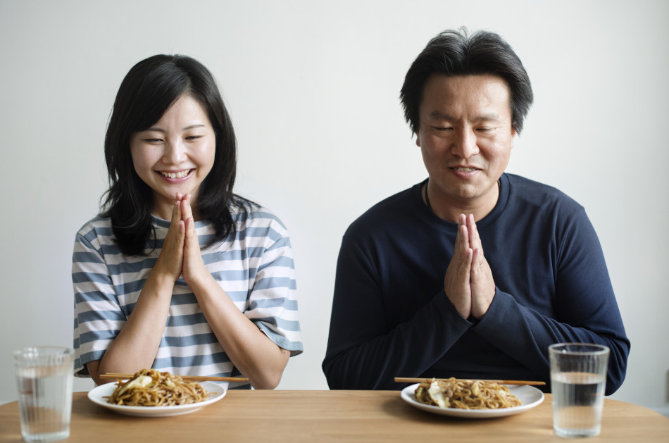 When uttering itadakimasu, it is proper to fold one’s hands and place them in front of the chest to show one’s gratitude.