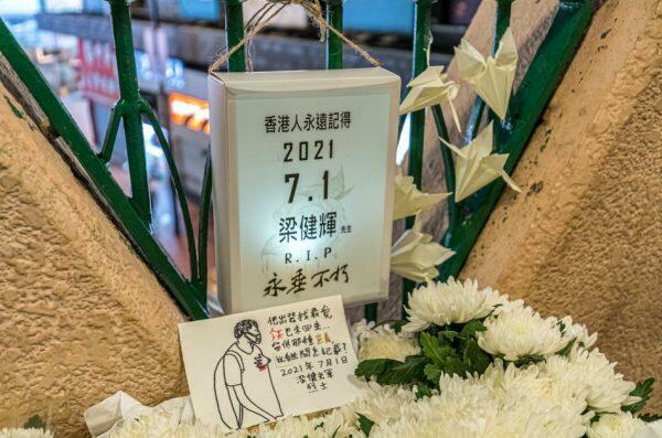 Three days after a man stabbed a police officer and then committed suicide, people continued to come to the scene of the crime with flowers to pay their respects.