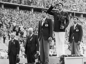 Shuhei Nishida (front) and Sueo Ōe during the medal ceremony at the Berlin Olympics.