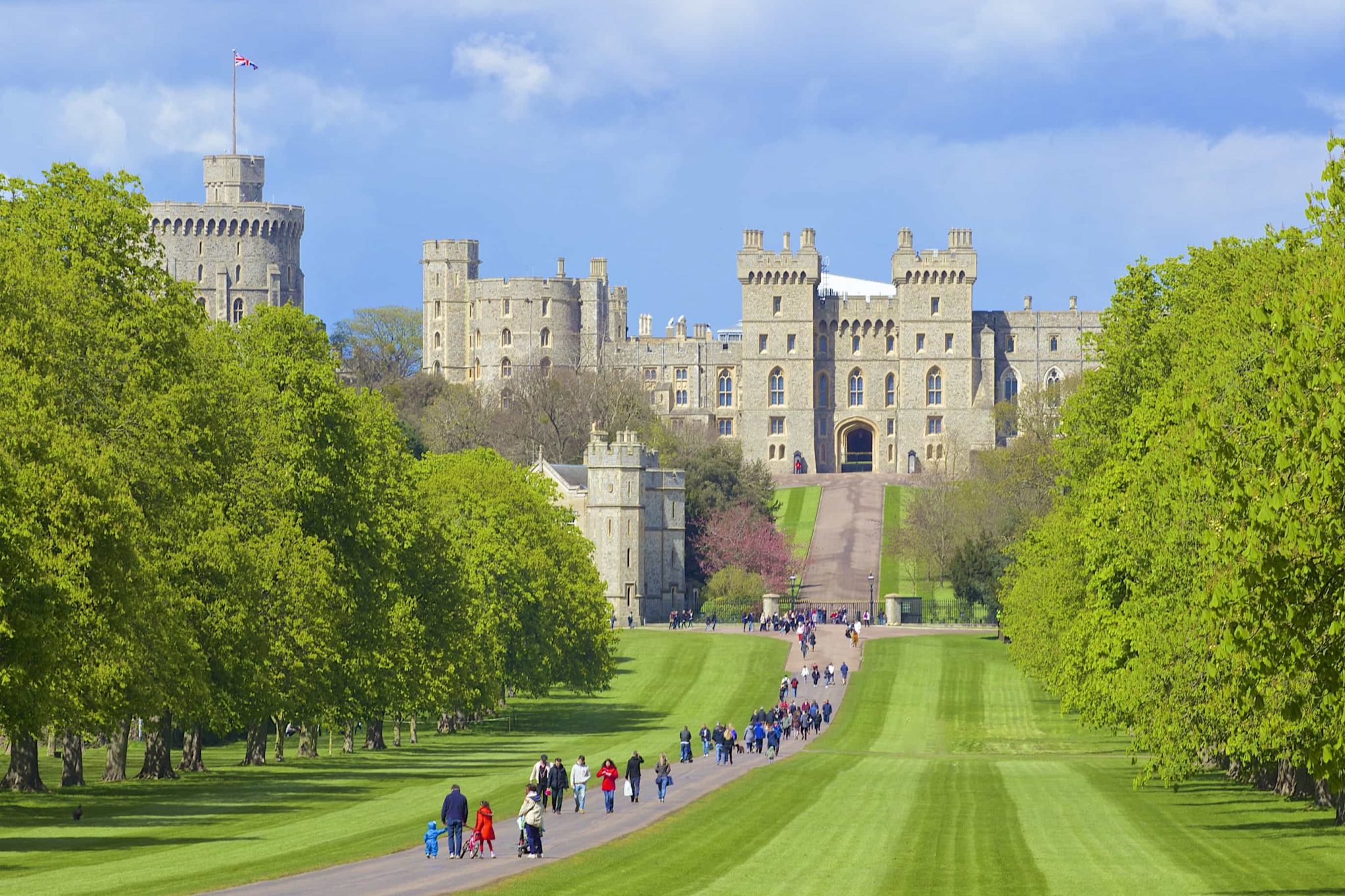 Windsor castle текст по английскому. Виндзор канада. Windsor castle is the largest. Windsor castle is the largest. Виндзорский дворец в лондоне.