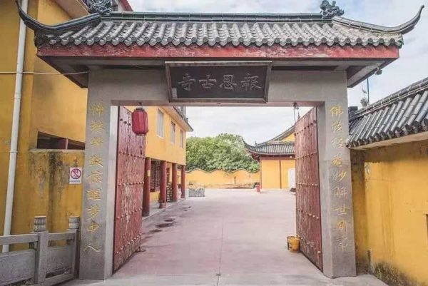 Eventually, Buddhist monk Zhi Xiang started caring for them at Bao’en Temple, where the collection of sick cats, stray dogs, and birds outgrew the limited space in the traditional monastery.