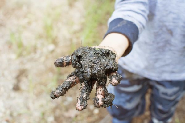 child_in_mud
