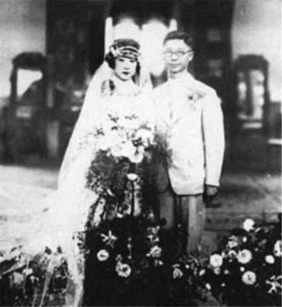 Wedding photo of artist Qi Gong and his wife Baochen.