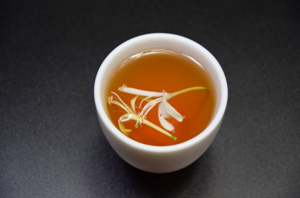 Honeysuckle, one of the autumn teas, can relieve swelling and pain experienced in the throat while clearing away heat and aiding in detoxification.