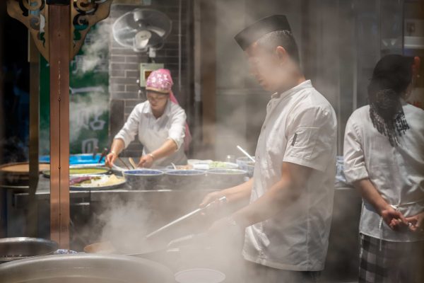 When Cheng Decheng arrived in Shanghai, he asked his fellow countryman to help him and soon learned to be a chef at a tea shop.