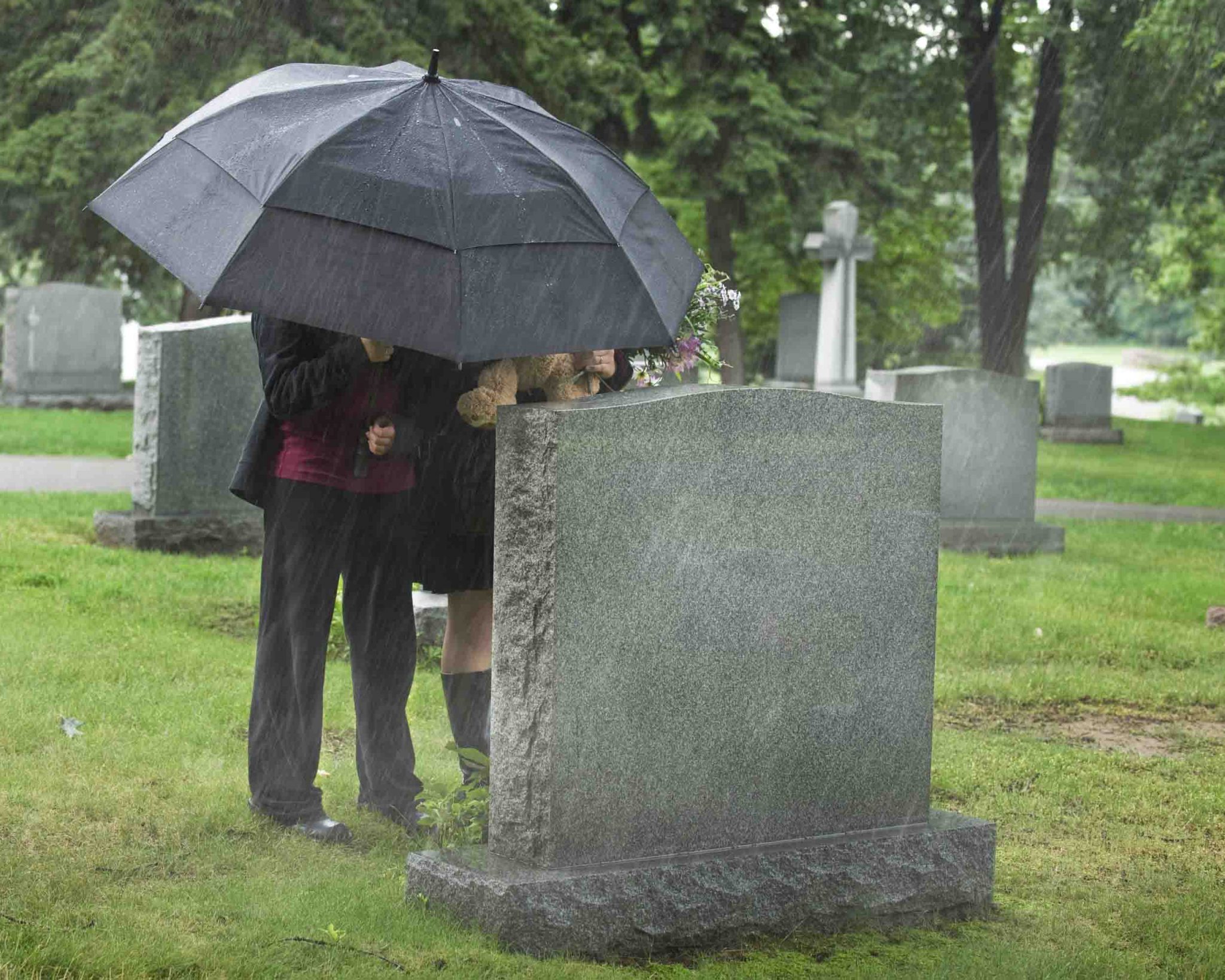 Консоласан (кладбище). Кладбище ночью. Кладбище сент-женевьев-де-буа. Зонт на кладбище. Средневековое кладбище.