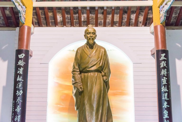 A statue of Hua Tuo.