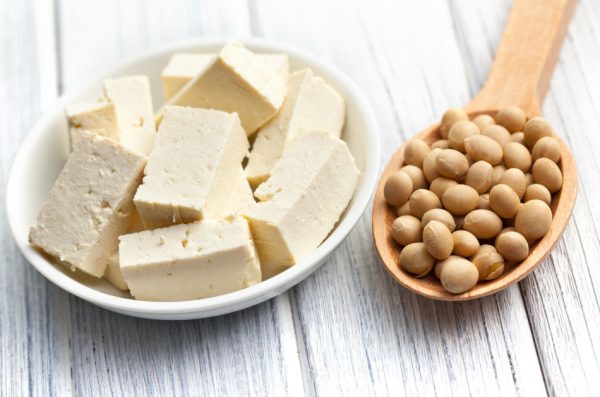 High temperatures and salt accelerate the coagulation of proteins on the tofu's surface, making it less fragile and preserving its beauty.