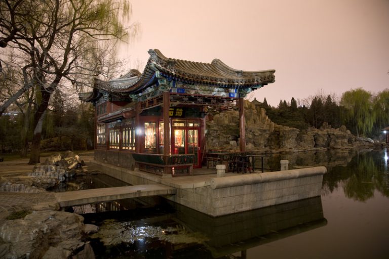 Wang Changling took the occasion to write a special poem and asked the servant in charge of carrying the offerings to dedicate the words to the god at the local temple.