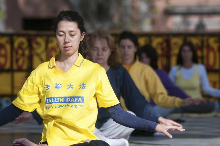 Whether Falun Dafa exercises, yoga, or breathing exercises, mindfulness has been found to promote optimism, happiness, positive emotional states, and self-acceptance.