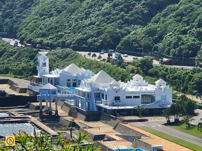 Longdong South Ocean Park's white Mediterranean-style architecture is quite attractive.