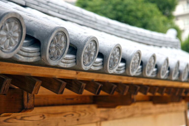 Shitennō-ji's roof is supported with purely wooden materials that are interlocked in a cross-lattice pattern.