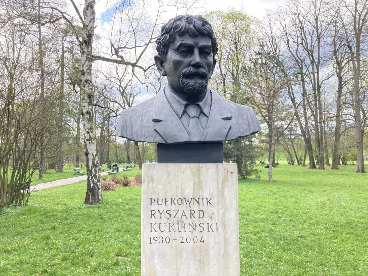 A bust of Colonel Kuklinski.