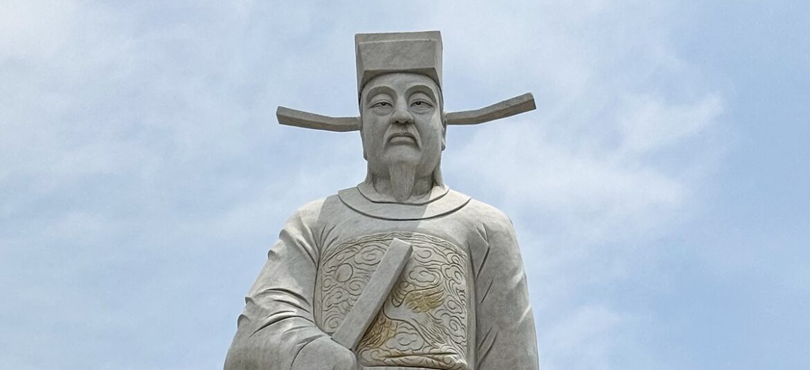 A statue of Lü Mengzheng.
