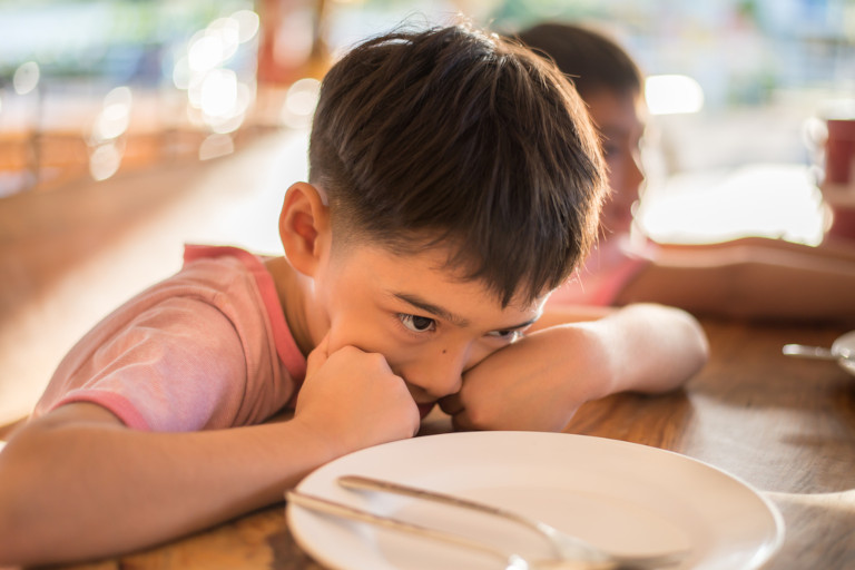 Parents scolding a child before meals can create anxiety around eating and damage the bond formed at the family table.