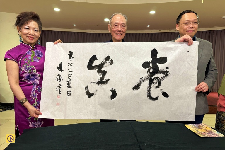 Renowned artist Lian Shengyan (連勝彦, center) performs live calligraphy at the Keelung Midsummer Arts Gala.