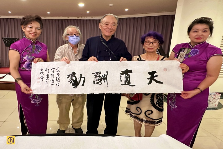 Live calligraphy by renowned calligrapher Tao Qingshan (陶晴山, second from left) at the Keelung Midsummer Arts Gala.
