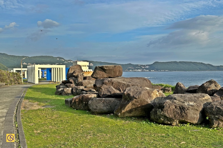 Wanli Happiness Plaza has become one of the popular photo spots and healing destinations along Taiwan’s northern coast.