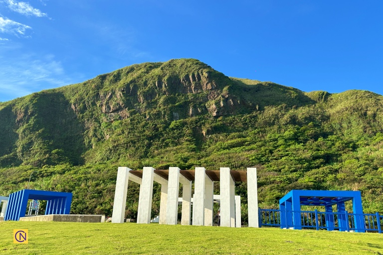 The plaza is an ideal spot to watch the sunrise in the early morning.